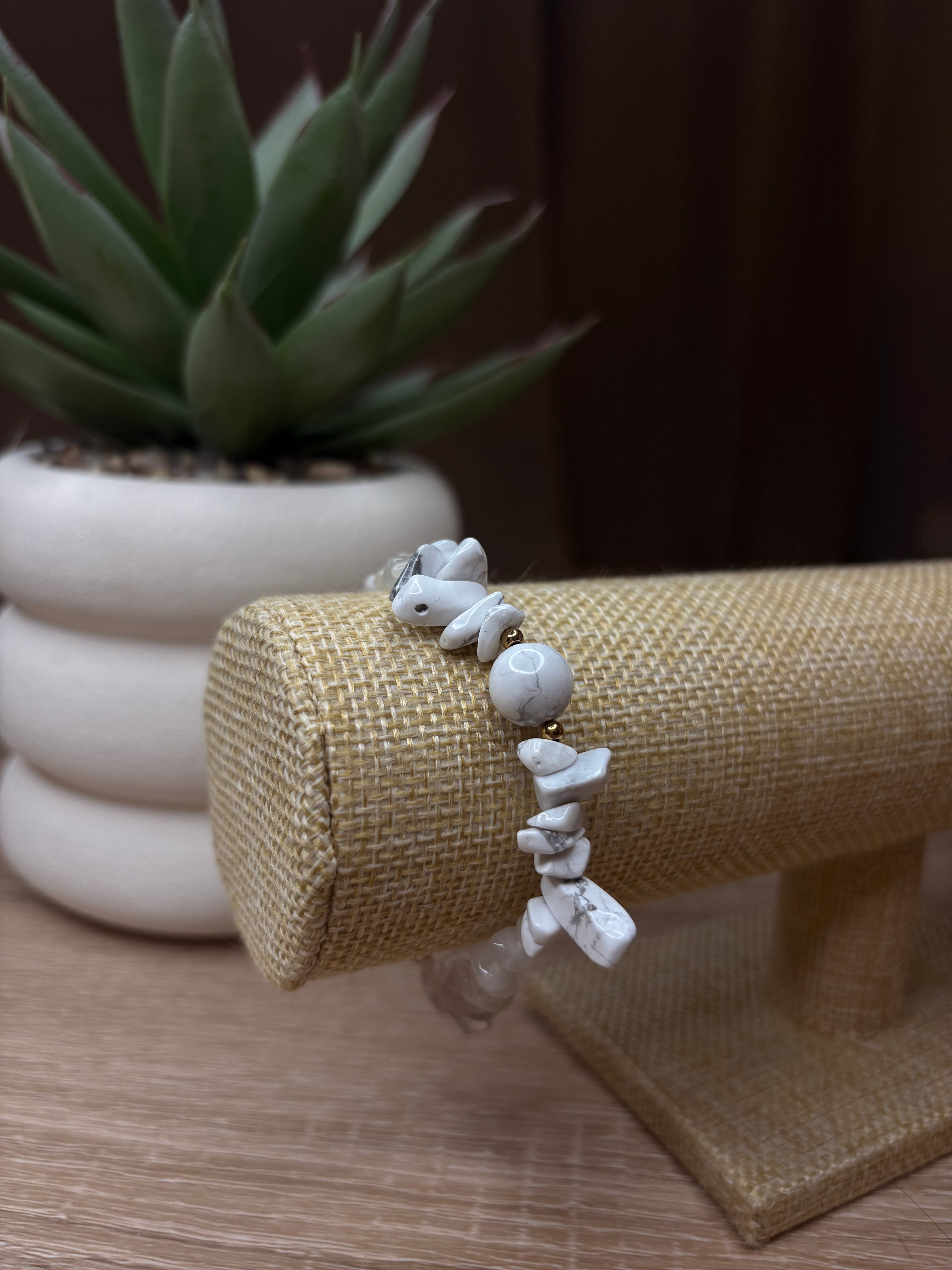 Bracelet Astrée - Cristal de Roche, Pierre de lune beige, Howlite